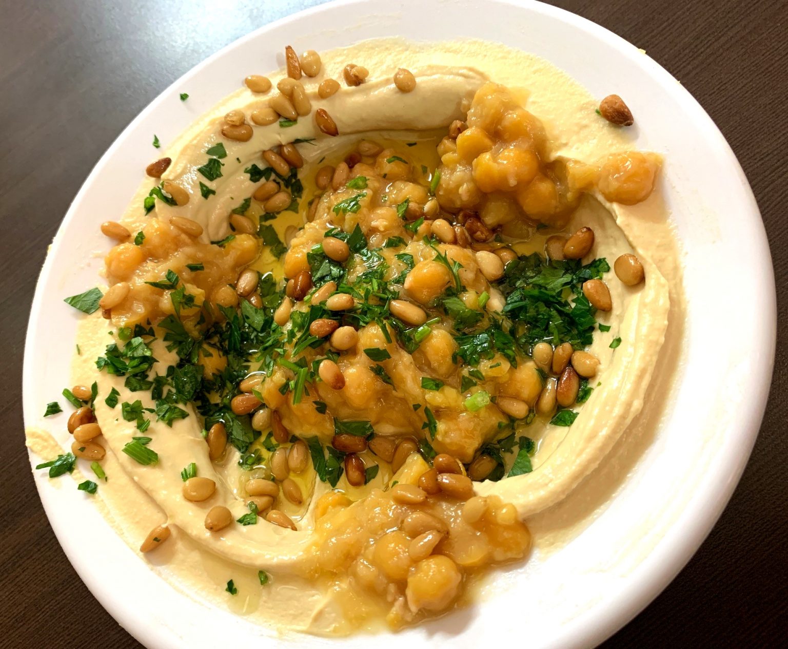 Pasta cremosa de grão-de-bico com ervas e pinhões