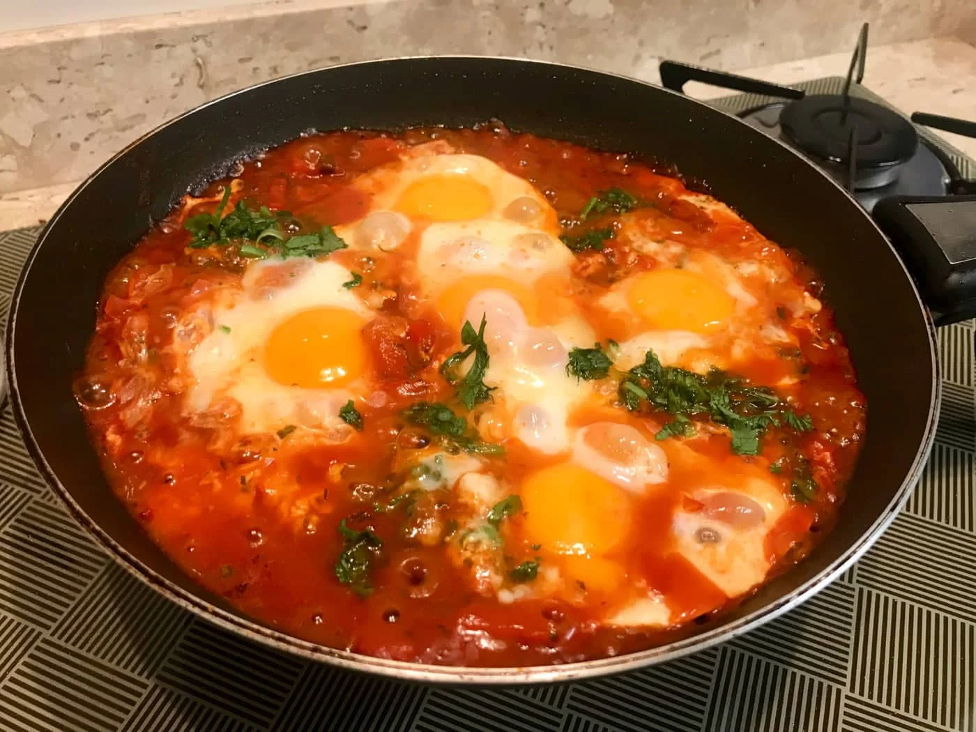 Ovos cozidos em molho de tomate